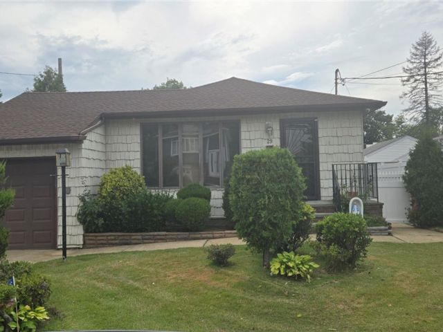  3 BR,  2.00 BTH &nbsp;Other style home in Bethpage