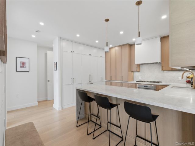  3 BR,  2.00 BTH &nbsp;High rise style home in New York (manhattan)