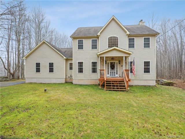  4 BR,  3.00 BTH &nbsp;Colonial style home in Woodridge