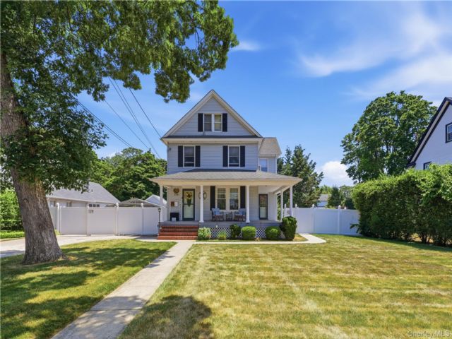  4 BR,  2.00 BTH &nbsp;Victorian style home in Baldwin