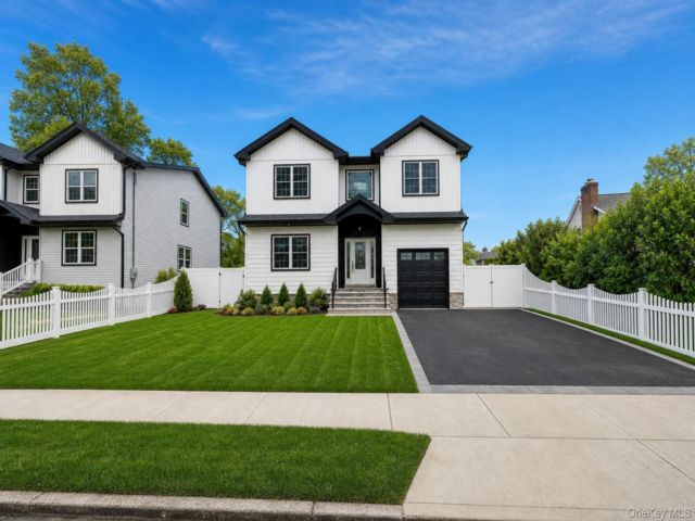  4 BR,  3.00 BTH &nbsp;Colonial style home in West Hempstead