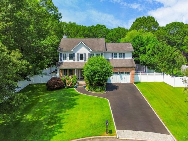  4 BR,  3.00 BTH &nbsp;Colonial style home in Oakdale
