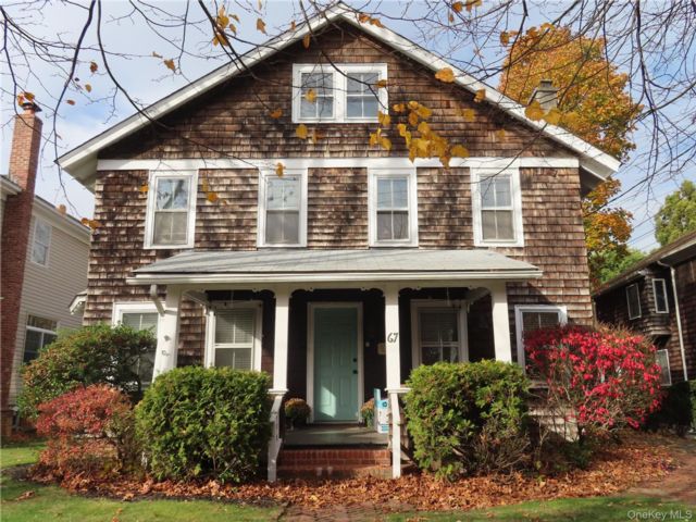  2 BR,  1.00 BTH &nbsp;Colonial style home in Babylon