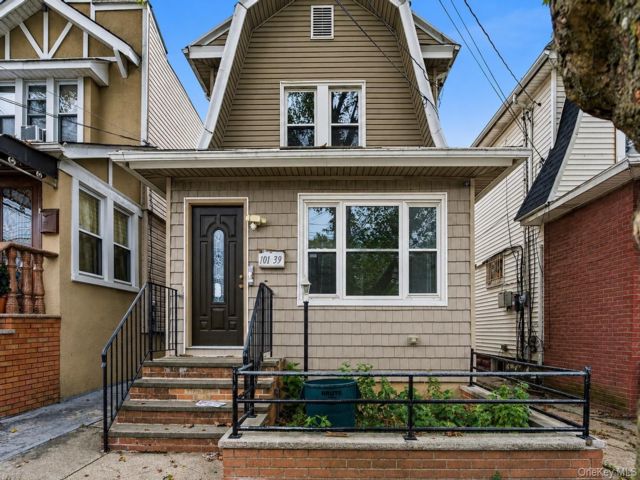  3 BR,  2.00 BTH &nbsp;Colonial style home in Richmond Hill