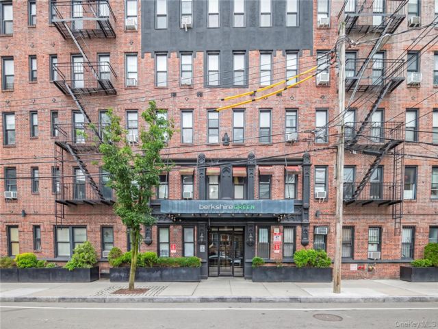  1 BR,  1.00 BTH &nbsp;Mid rise style home in Elmhurst