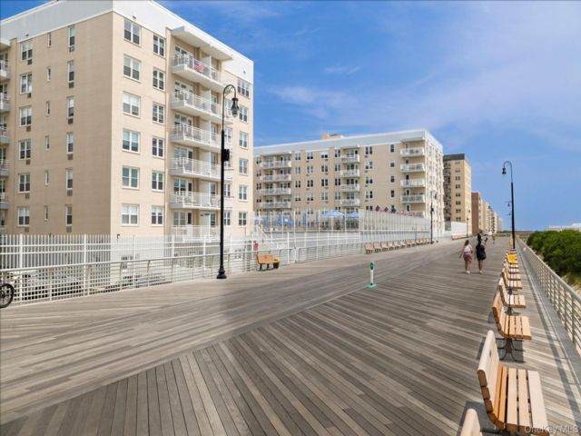  1 BR,  1.00 BTH &nbsp;Mid rise style home in Long Beach