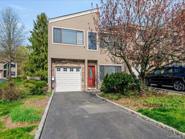  3 BR,  3.00 BTH &nbsp;Contemporary style home in Northport