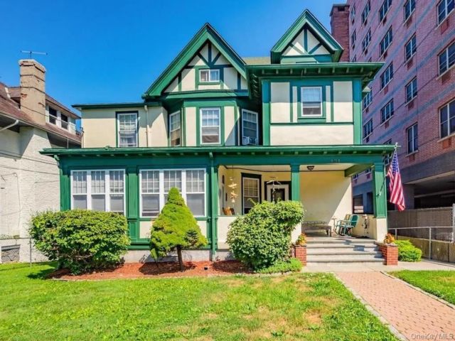  2 BR,  1.00 BTH &nbsp;Contemporary style home in New Rochelle