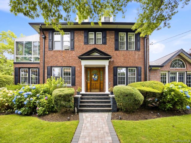  3 BR,  4.00 BTH &nbsp;Colonial style home in Bayside