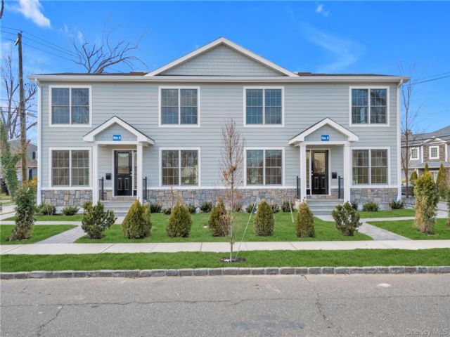  4 BR,  4.00 BTH &nbsp;Contemporary style home in Port Washington