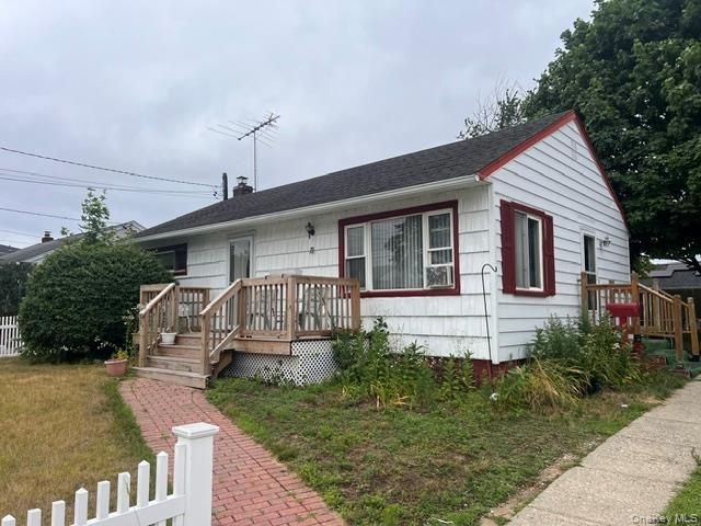  3 BR,  1.00 BTH &nbsp;Ranch style home in Amityville