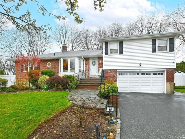  4 BR,  3.00 BTH &nbsp;Split level style home in Plainview