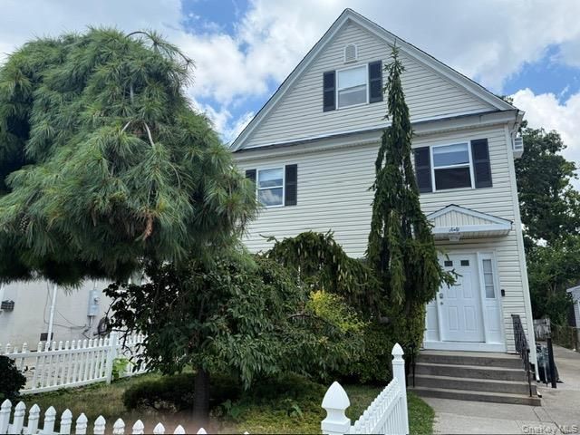  4 BR,  3.00 BTH &nbsp;Colonial style home in Cedarhurst