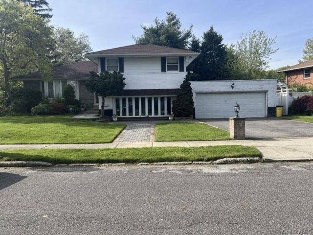  3 BR,  3.00 BTH &nbsp;Split level style home in Syosset