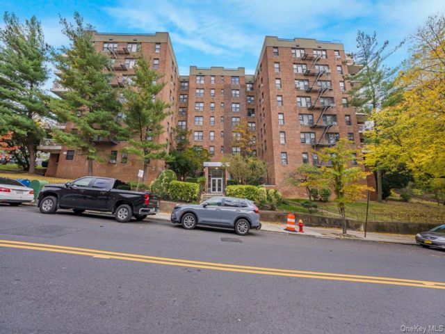  1 BR,  1.00 BTH &nbsp;Mid rise style home in Yonkers