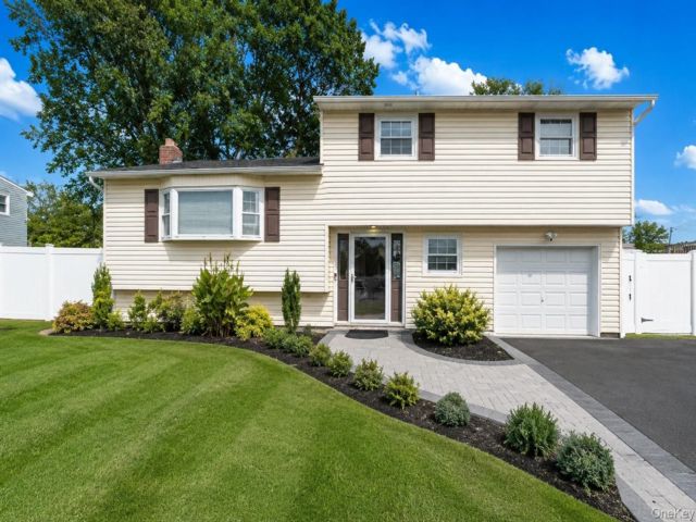  4 BR,  2.00 BTH &nbsp;Split level style home in Centereach