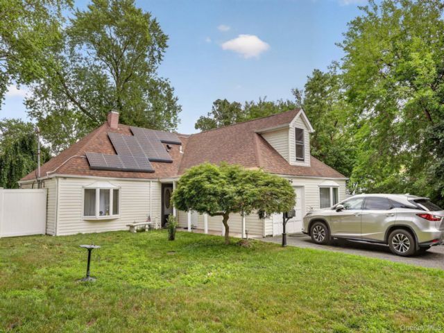  4 BR,  3.00 BTH &nbsp;Colonial style home in Islandia