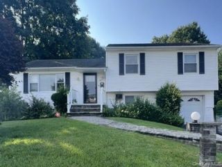  4 BR,  3.00 BTH &nbsp;Split level style home in Syosset