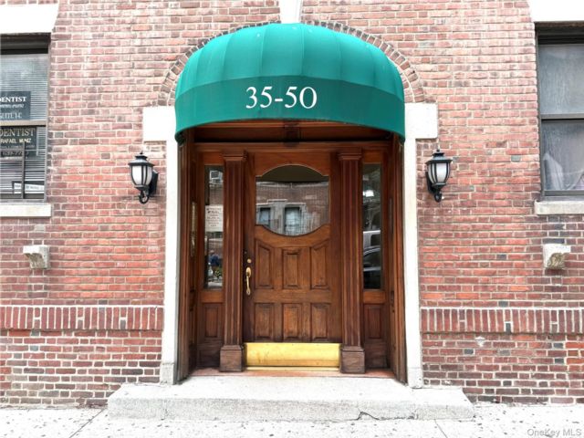  2 BR,  1.00 BTH &nbsp;Mid rise style home in Jackson Heights