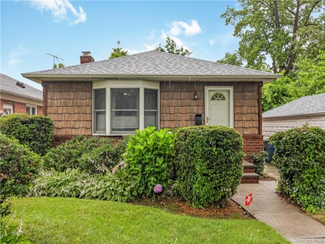  3 BR,  2.00 BTH &nbsp;Ranch style home in Douglaston