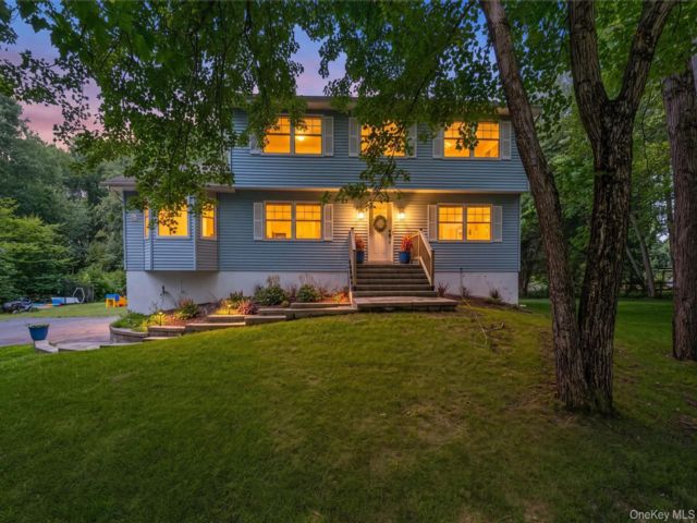  4 BR,  3.00 BTH &nbsp;Colonial style home in Wallkill