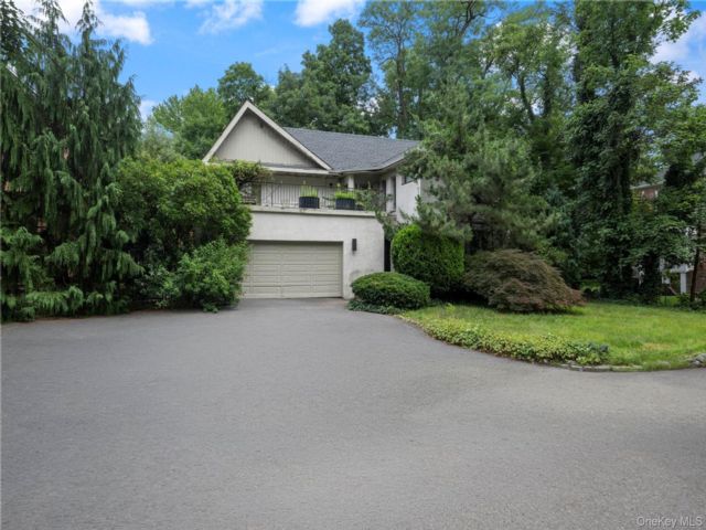  4 BR,  4.00 BTH &nbsp;Contemporary style home in Riverdale