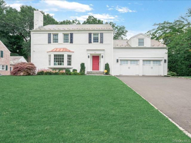  4 BR,  4.00 BTH &nbsp;Colonial style home in Manhasset