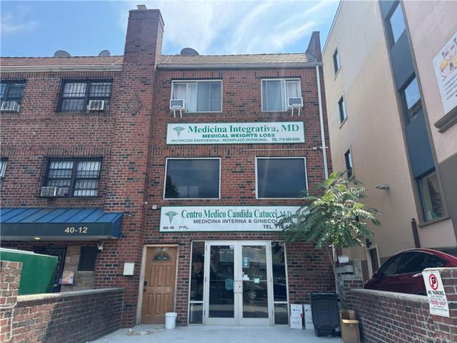 Studio,  0.00 BTH &nbsp;Commercial style home in Elmhurst
