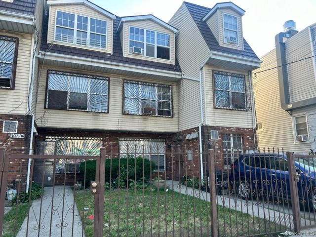  3 BR,  1.00 BTH &nbsp;Garden style home in Jamaica