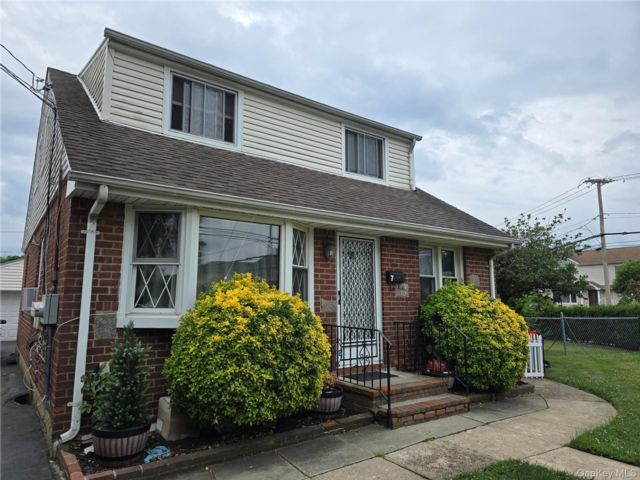  2 BR,  1.00 BTH &nbsp;Exp cape style home in Mineola