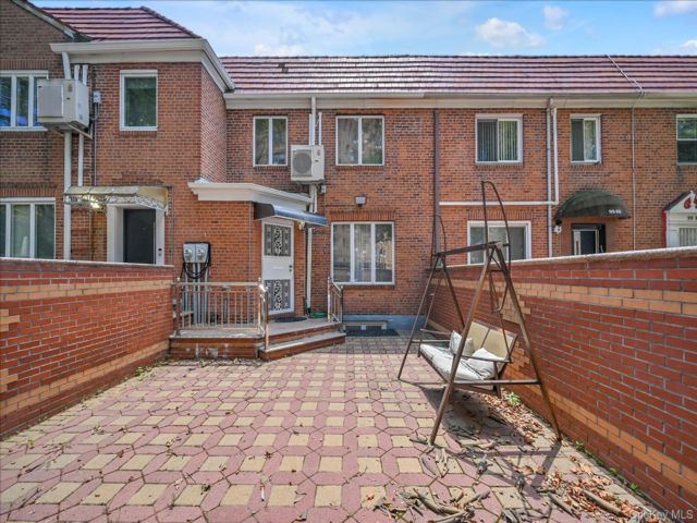  3 BR,  3.00 BTH &nbsp;Colonial style home in Rego Park