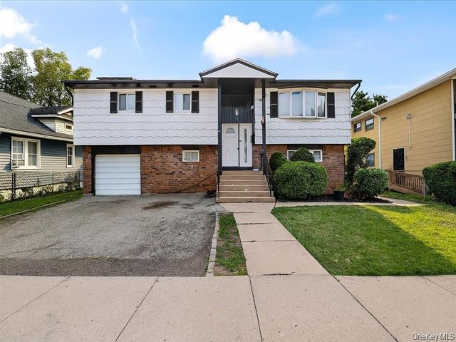  6 BR,  2.00 BTH &nbsp;Hi ranch style home in Hempstead