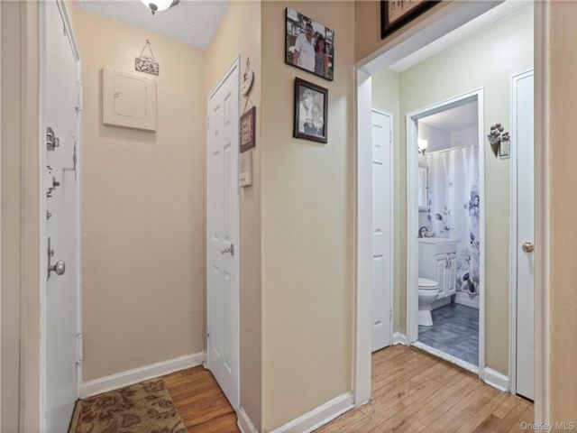  3 BR,  2.00 BTH &nbsp;Full floor apar style home in Howard Beach