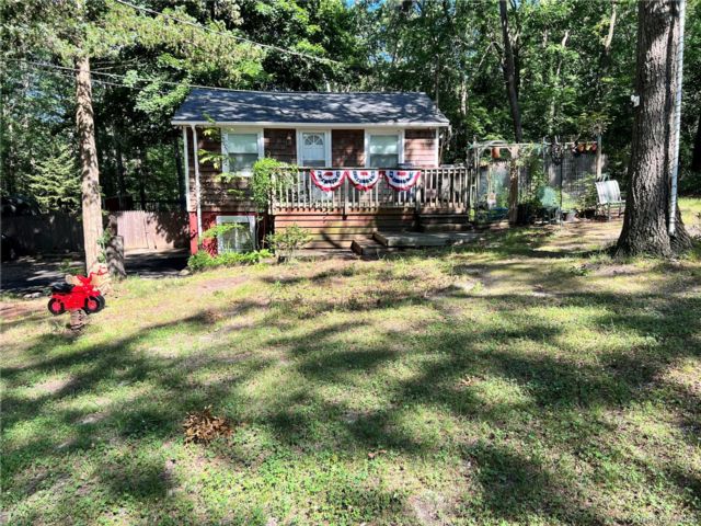 2 BR,  1.00 BTH &nbsp;Cottage style home in Manorville