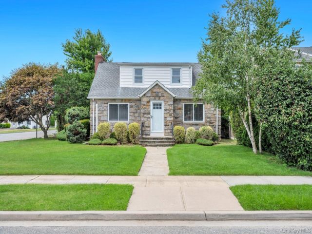  3 BR,  2.00 BTH &nbsp;Cape cod style home in Rockville Centre