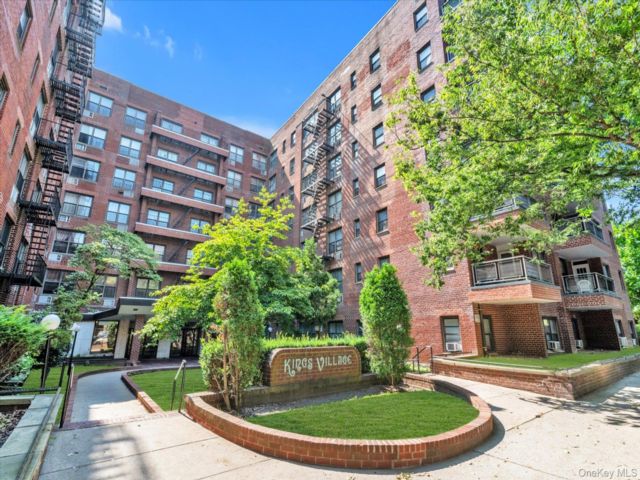  1 BR,  1.00 BTH &nbsp;High rise style home in Mill Basin
