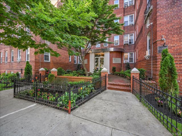  2 BR,  1.00 BTH &nbsp;Mid rise style home in Rego Park