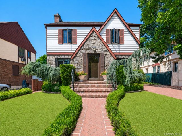  3 BR,  3.00 BTH &nbsp;Colonial style home in Fresh Meadows