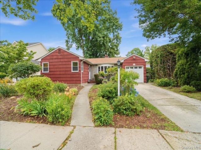  3 BR,  2.00 BTH &nbsp;Ranch style home in South Hempstead