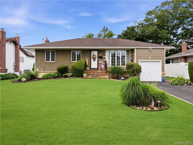  3 BR,  3.00 BTH &nbsp;Ranch style home in Massapequa