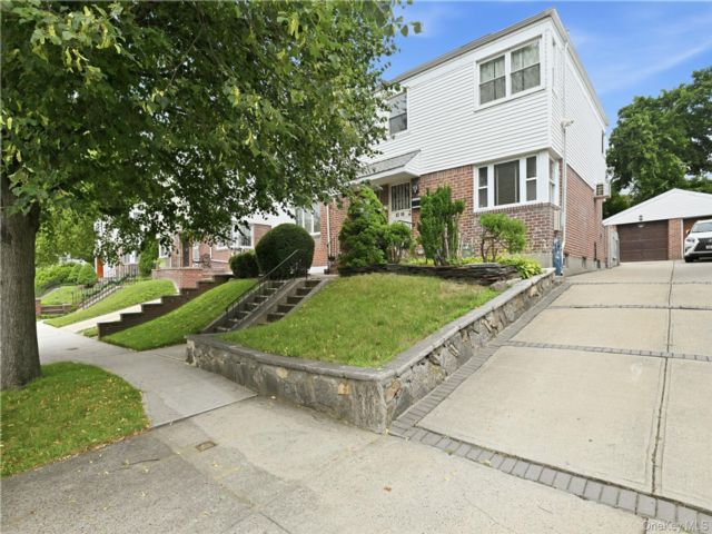  3 BR,  3.00 BTH &nbsp;Colonial style home in Oakland Gardens