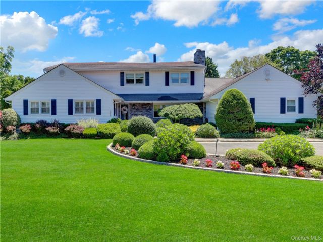  4 BR,  3.00 BTH &nbsp;Exp ranch style home in West Islip