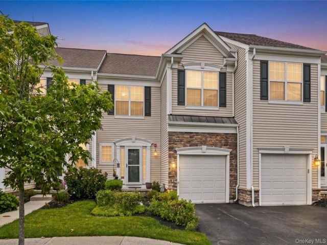  3 BR,  3.00 BTH &nbsp;Condo style home in Newburgh