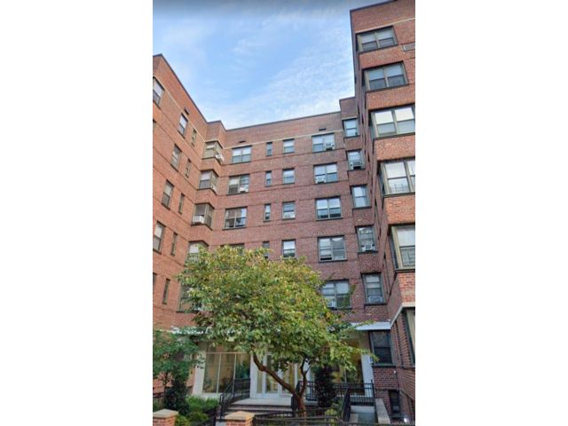  1 BR,  1.00 BTH &nbsp;Mid rise style home in Forest Hills