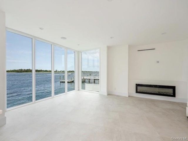  7 BR,  6.00 BTH &nbsp;Modern style home in Atlantic Beach