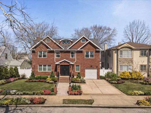  4 BR,  4.00 BTH &nbsp;Colonial style home in Elmont