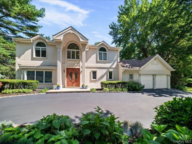  6 BR,  4.00 BTH &nbsp;Colonial style home in Dix Hills