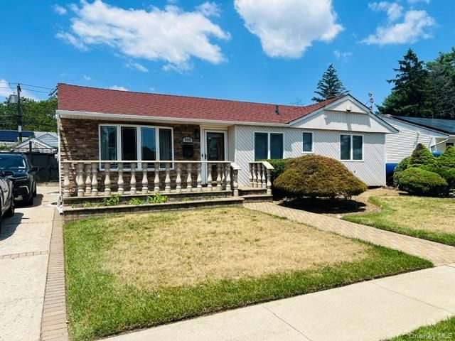  3 BR,  3.00 BTH &nbsp;Ranch style home in Valley Stream