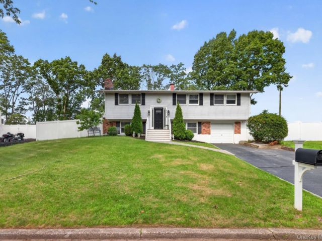 5 BR,  2.00 BTH &nbsp;Hi ranch style home in Port Jefferson Station