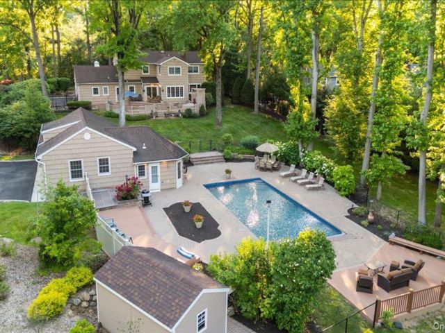 6 BR,  6.00 BTH &nbsp;Colonial style home in Woodbury